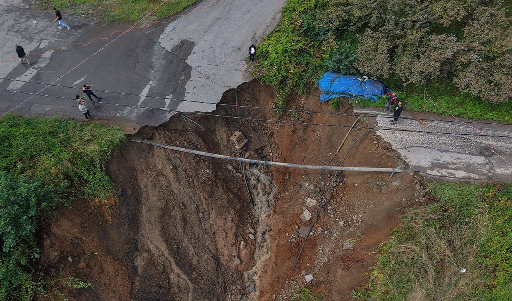 Une route s'effondre à Trabzon, un véhicule entraîné dans le lit d'un ruisseau