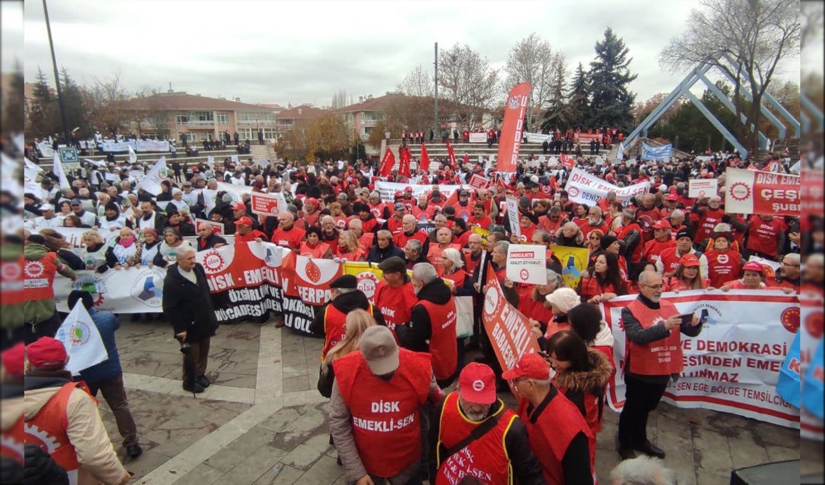 AYM önündeki eylemde intihar girişimi