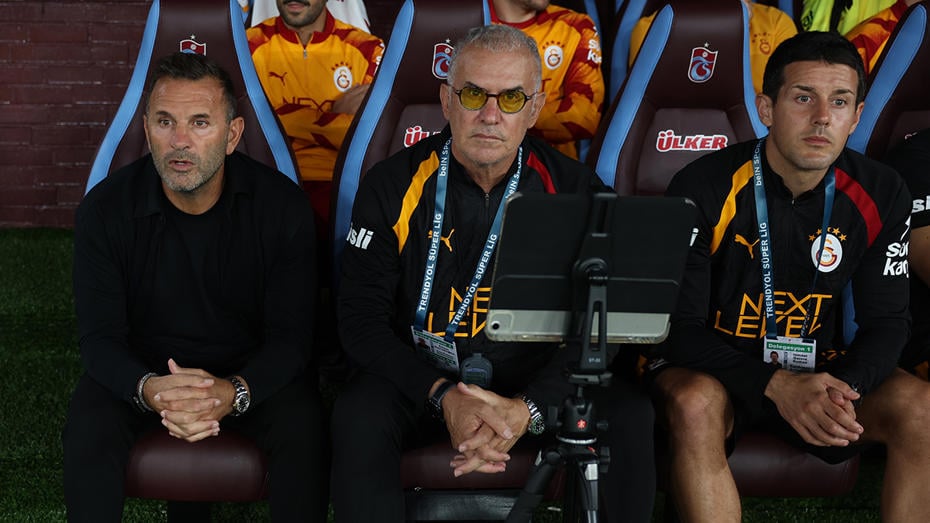 Okan Buruk ve Galatasaray teknik ekibi yedek kulübesinde görülüyor.