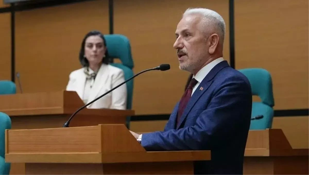 Üsküdar Belediye Meclisi salonunda kürsüde konuşan Ekrem Baki.