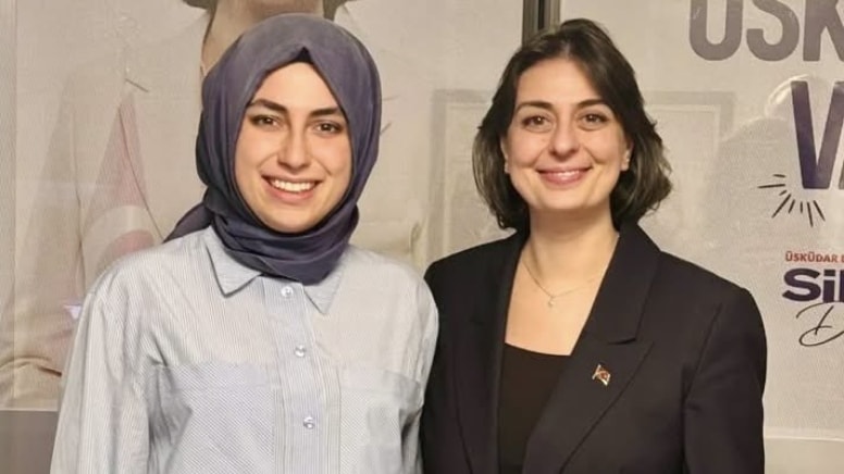 Amine Cansu Çelik ve Sinem Dedetaş’ın birlikte çekilmiş fotoğrafı.