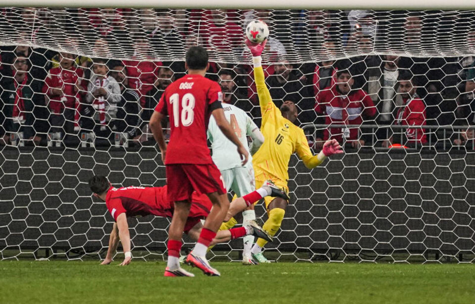 Zweikampf vor dem Tor beim Spiel Türkei gegen Frankreich.