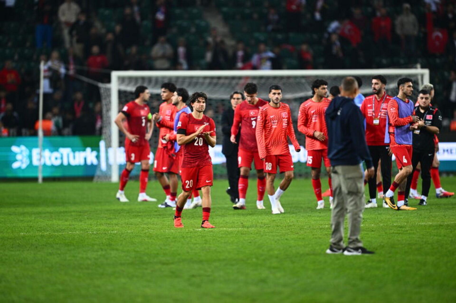 Spieler der Nationalmannschaft nach dem Spiel auf dem Platz.