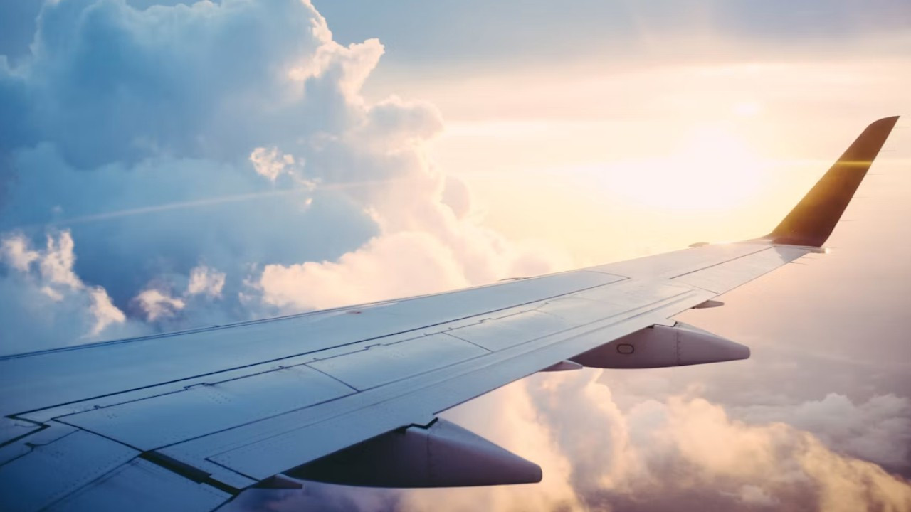 L'aile d'un avion de ligne volant au-dessus des nuages.