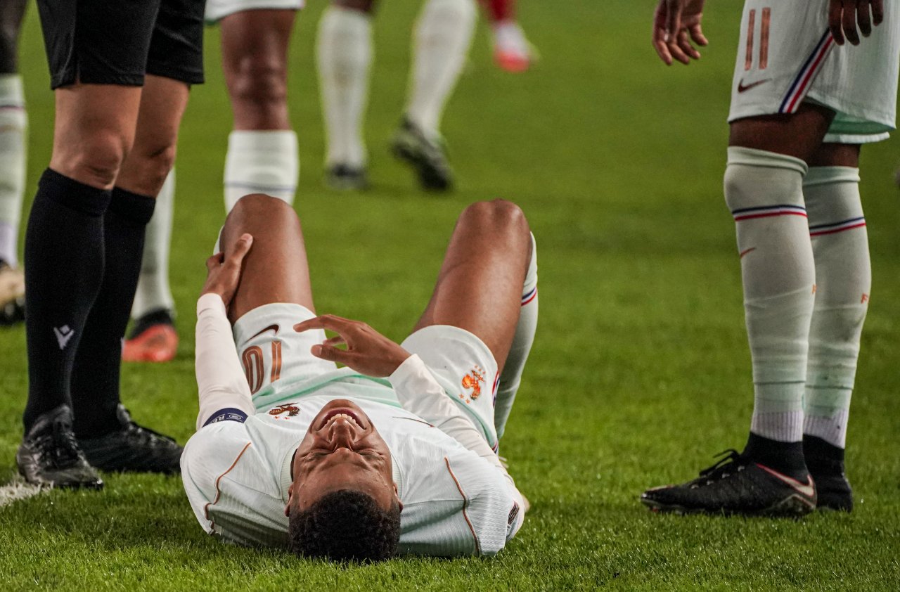 Fransa forması giyen Kylian Mbappe’nin sahada sakatlık sonrası yerde kaldığı an.