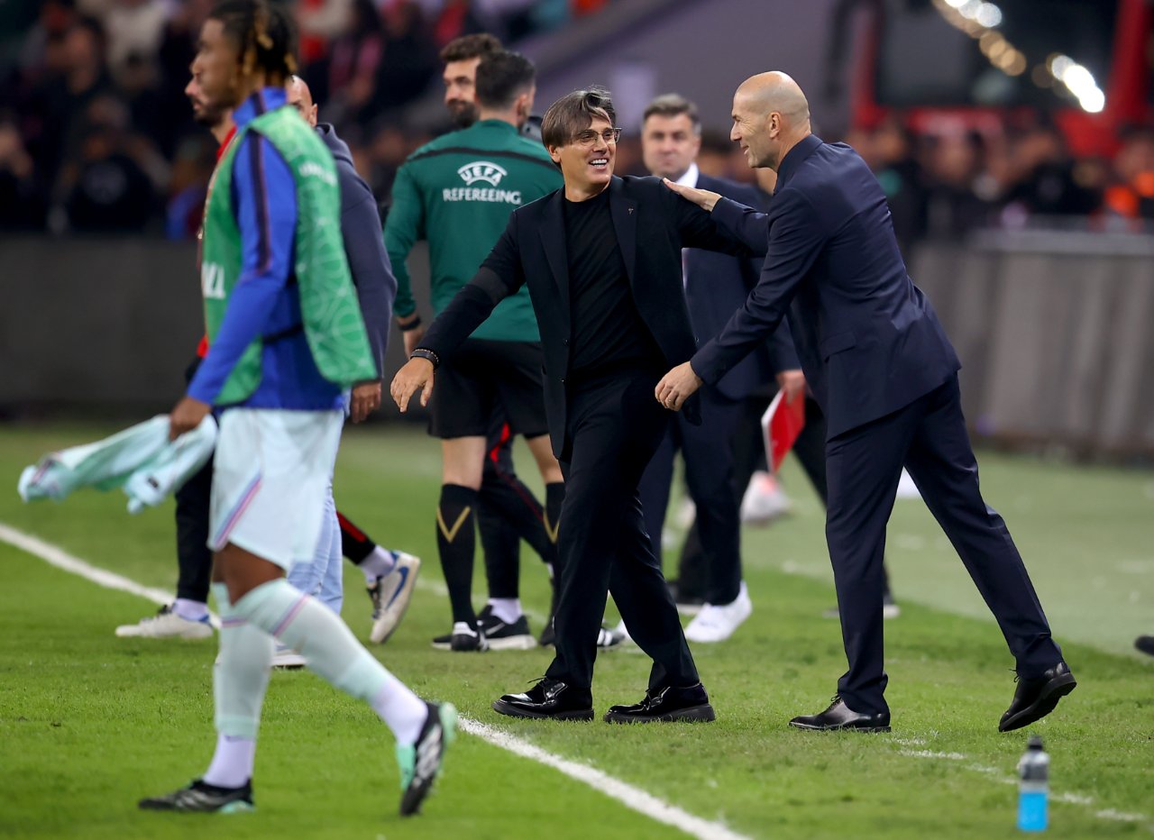 Türkiye Teknik Direktörü Vincenzo Montella ile Fransa Teknik Direktörü Zinedine Zidane’ın maç sonrası görüntüsü.