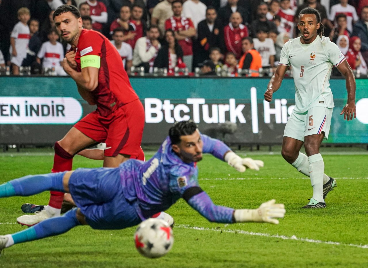 Türkiye kalecisi Uğurcan Çakır’ın kırmızı kart gördüğü pozisyonun ardından sahadaki an.