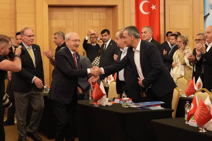 Kemal Kılıçdaroğlu’nun Bolu’daki CHP toplantısında partililerle tokalaştığı an.