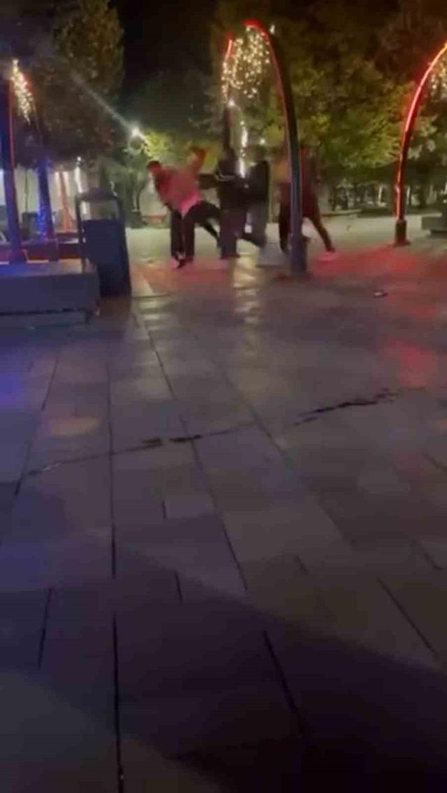 Bolu Valilik Meydanı’nda iki grup arasında yaşanan kavga anından görüntü.