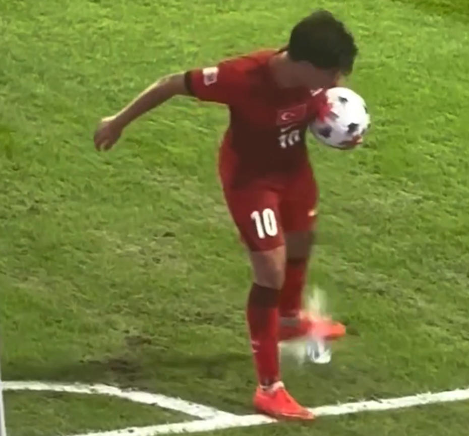 Arda Güler est vu en train de se pencher vers l'eau près du ballon, à proximité de la ligne de corner.