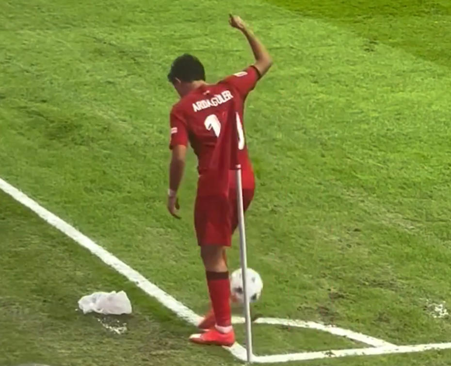 Arda Güler est vu en train de remercier les supporters d'un geste de la main près du poteau de corner.
