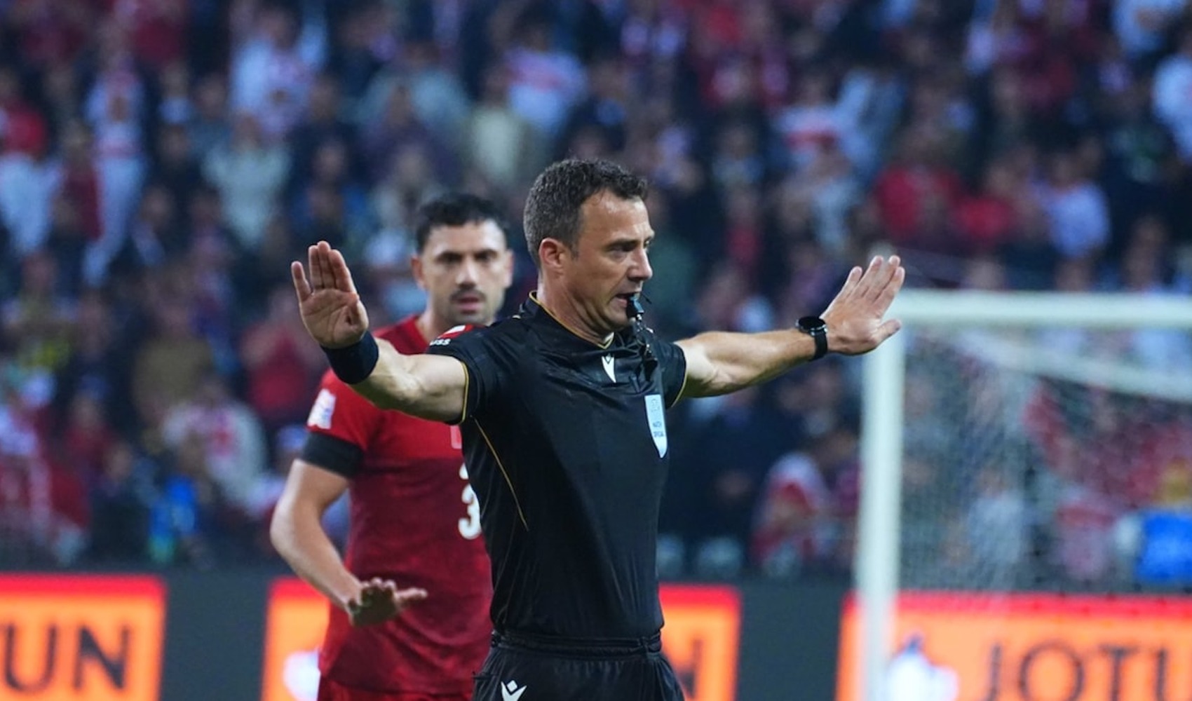 Merih Demiral kırmızı karta tepki gösterdi: Hakem de emin değildi