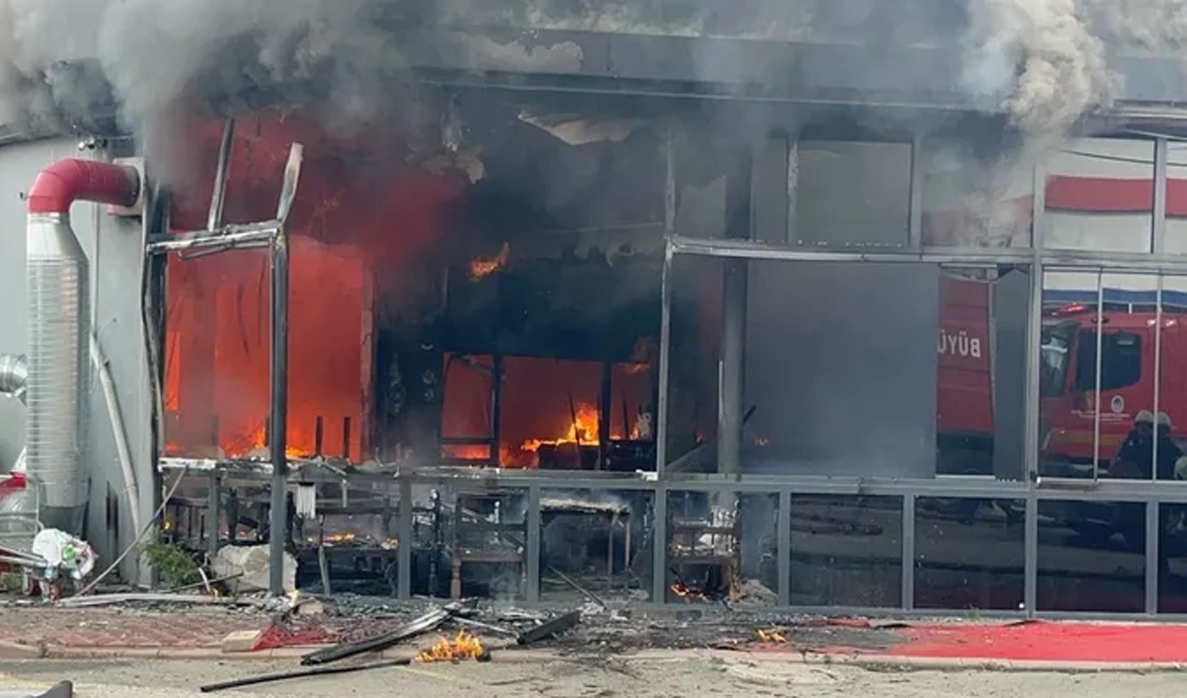 Restaurant fire in Serdivan, Sakarya: Flames engulf the entire establishment