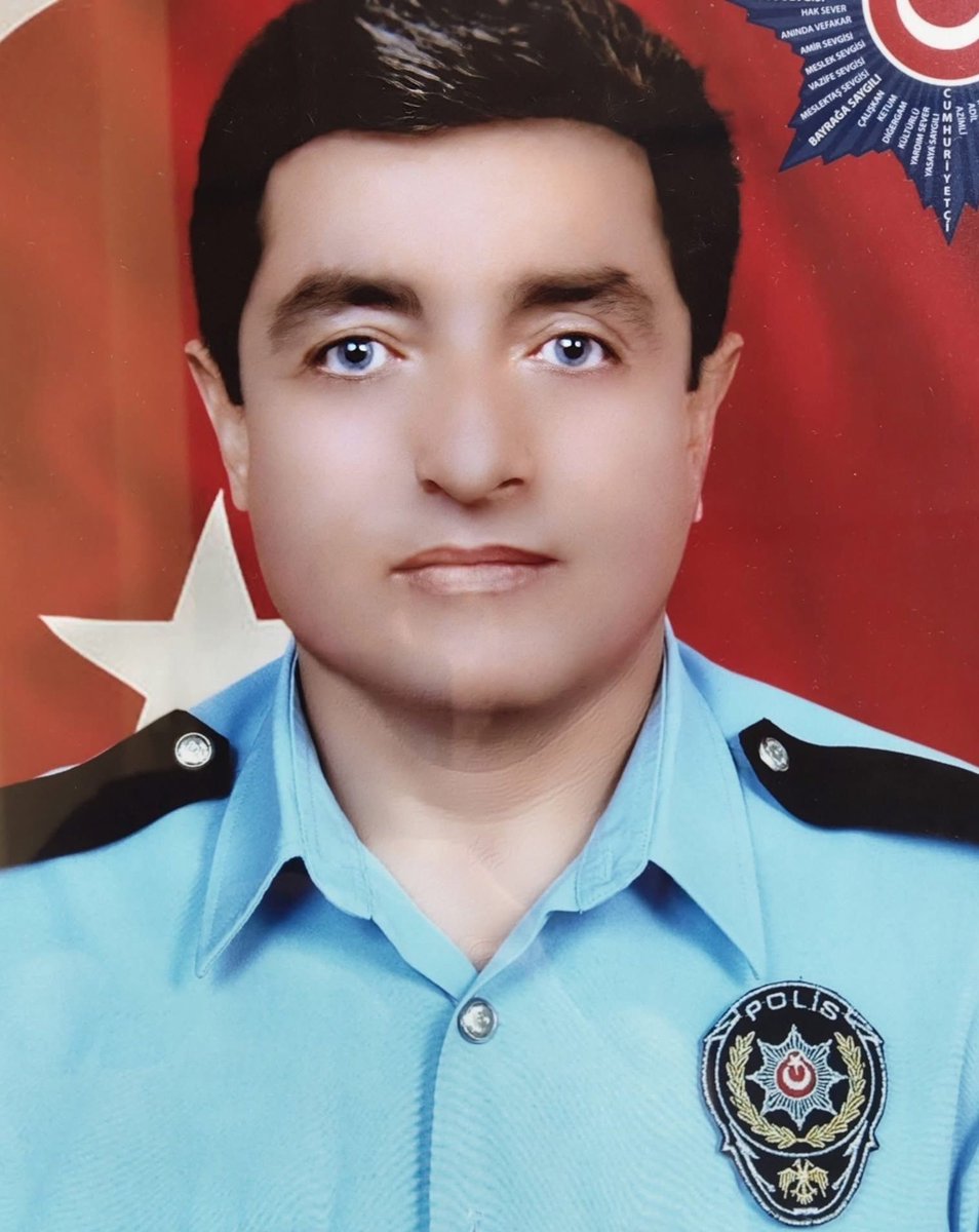 Polis üniformasıyla çekilmiş bir portre fotoğrafı.