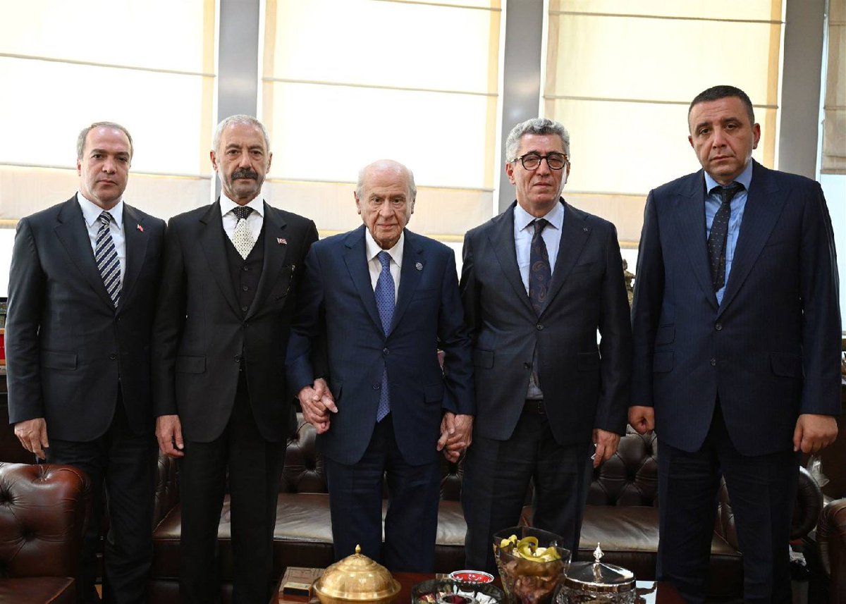 Devlet Bahçeli ve beraberindeki kişilerin MHP Genel Merkezi’nde çekilmiş grup fotoğrafı.
