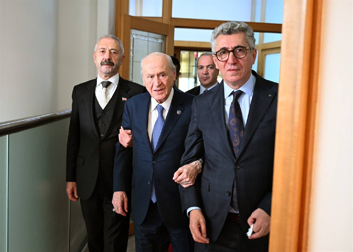 Devlet Bahçeli’nin koridorda beraberindeki kişilerle yürürken görüldüğü fotoğraf.