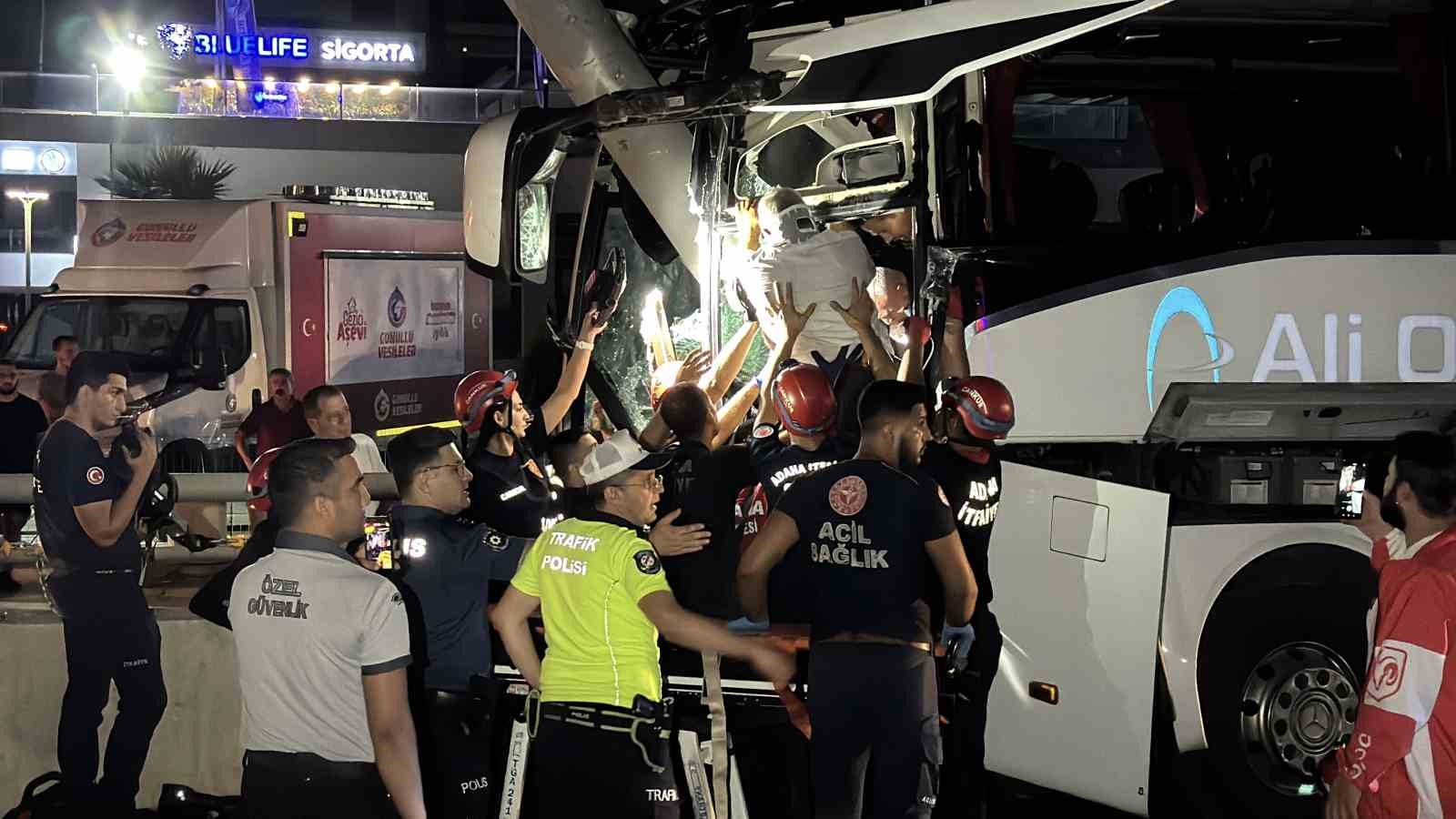 İtfaiye ve sağlık ekiplerinin kaza yapan otobüsün ön kısmında müdahale ettiği anlar.