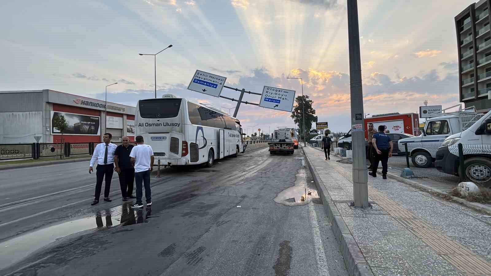 Gündüz saatlerinde yol kenarında duran kaza yapmış yolcu otobüsü ve olay yerindeki görevliler.