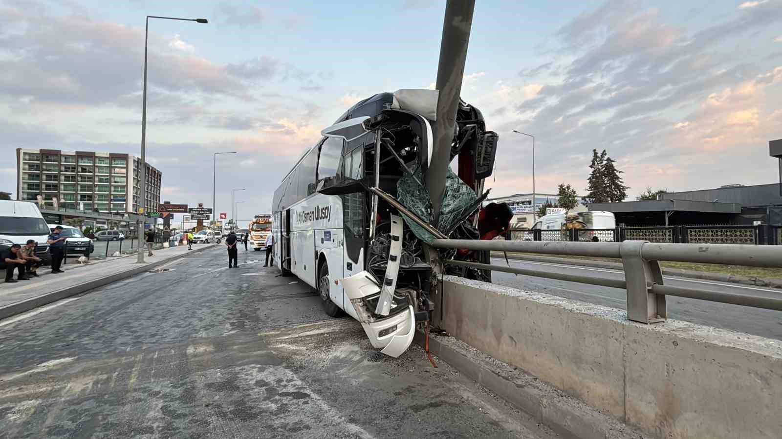 Yolcu otobüsünün ön kısmının direk ve bariyer çevresinde ağır hasarlı olduğu görüntü.