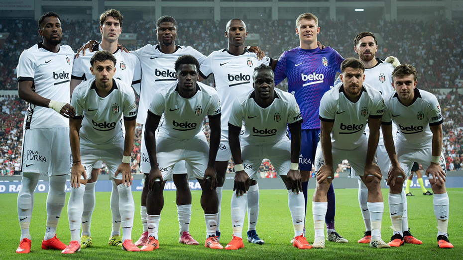 Beşiktaşlı futbolcular maç öncesi takım fotoğrafı için sahada poz veriyor.