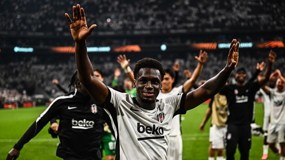 Ernest Poku, Beşiktaş formasıyla sahada ellerini kaldırarak taraftarları selamlıyor.