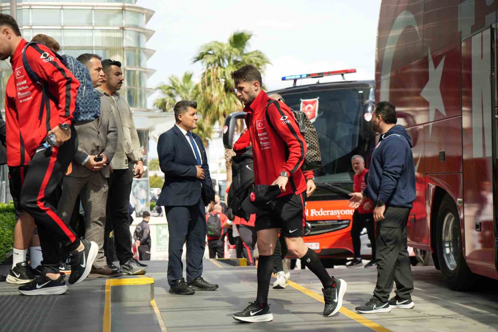 Milli futbolcuların takım otobüsünden inerek otele giriş yaptığı an.