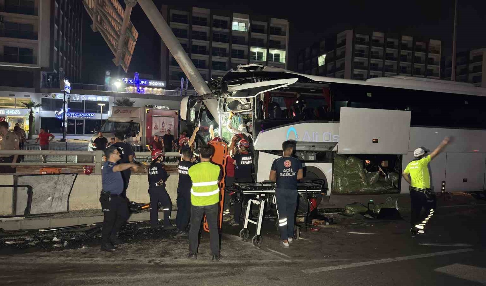 Adana’da yolcu otobüsü alt geçit duvarına çarptı: Çok sayıda yaralı var