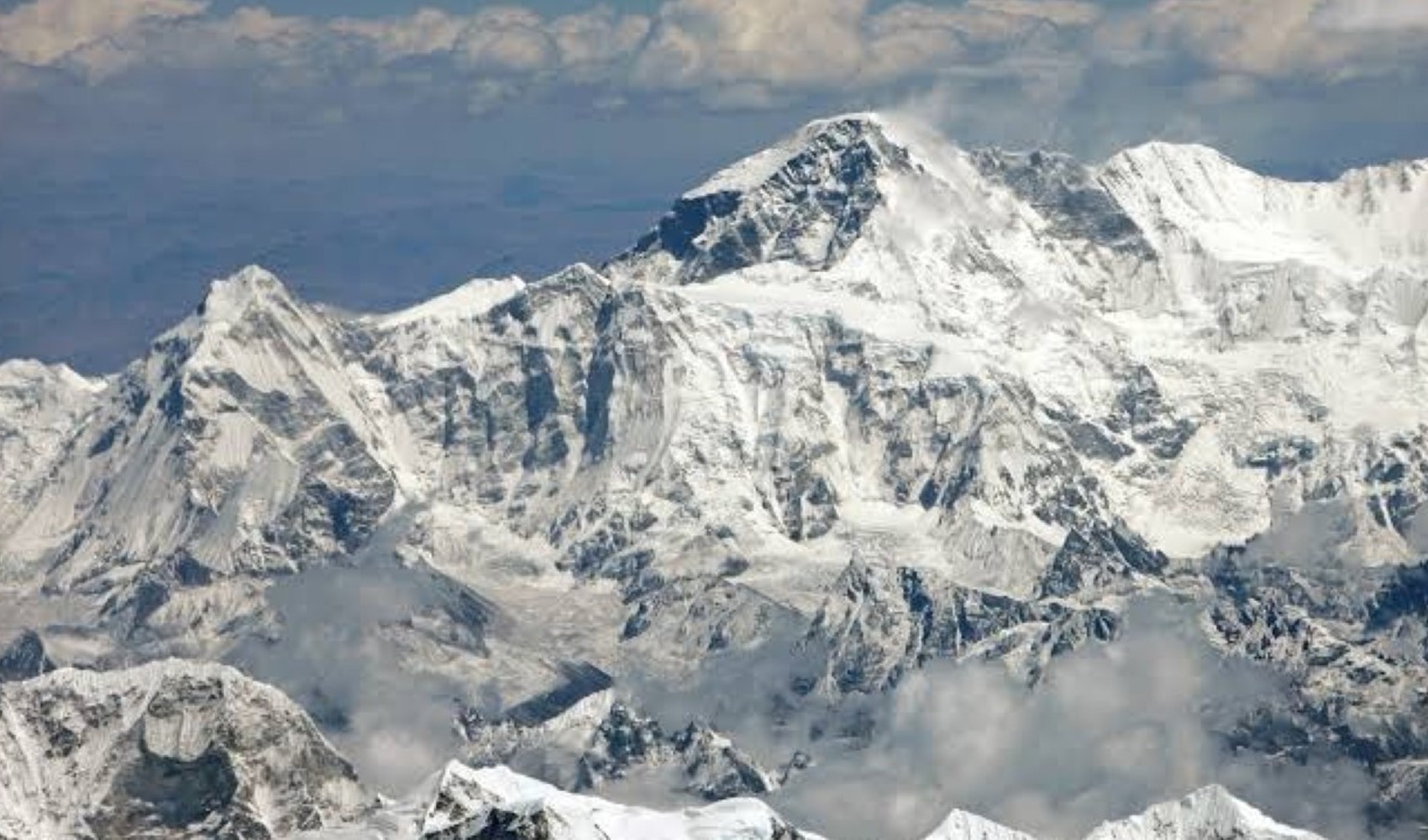 Avalanche disaster! At least 10 climbers missing