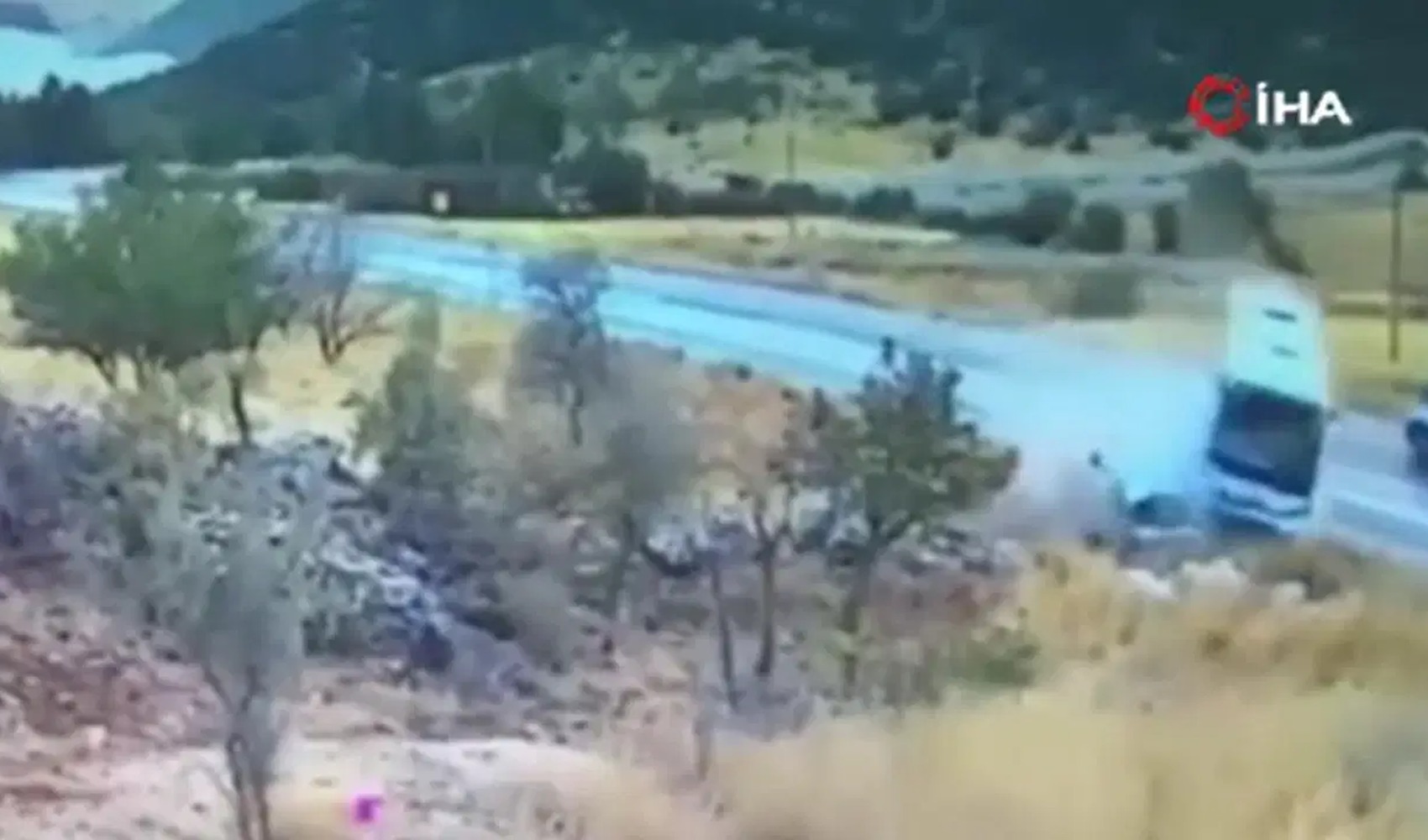 Gaziantep’te otomobil ile otobüs kafa kafaya çarpıştı