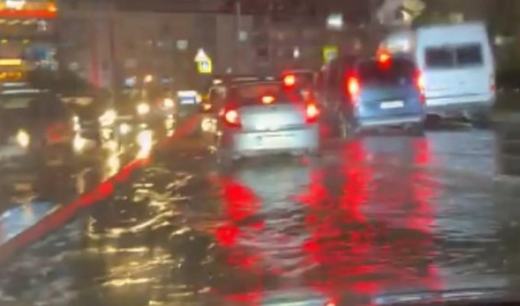 Aguacero en Estambul tras las advertencias de AKOM: calles inundadas y viviendas y negocios afectados
