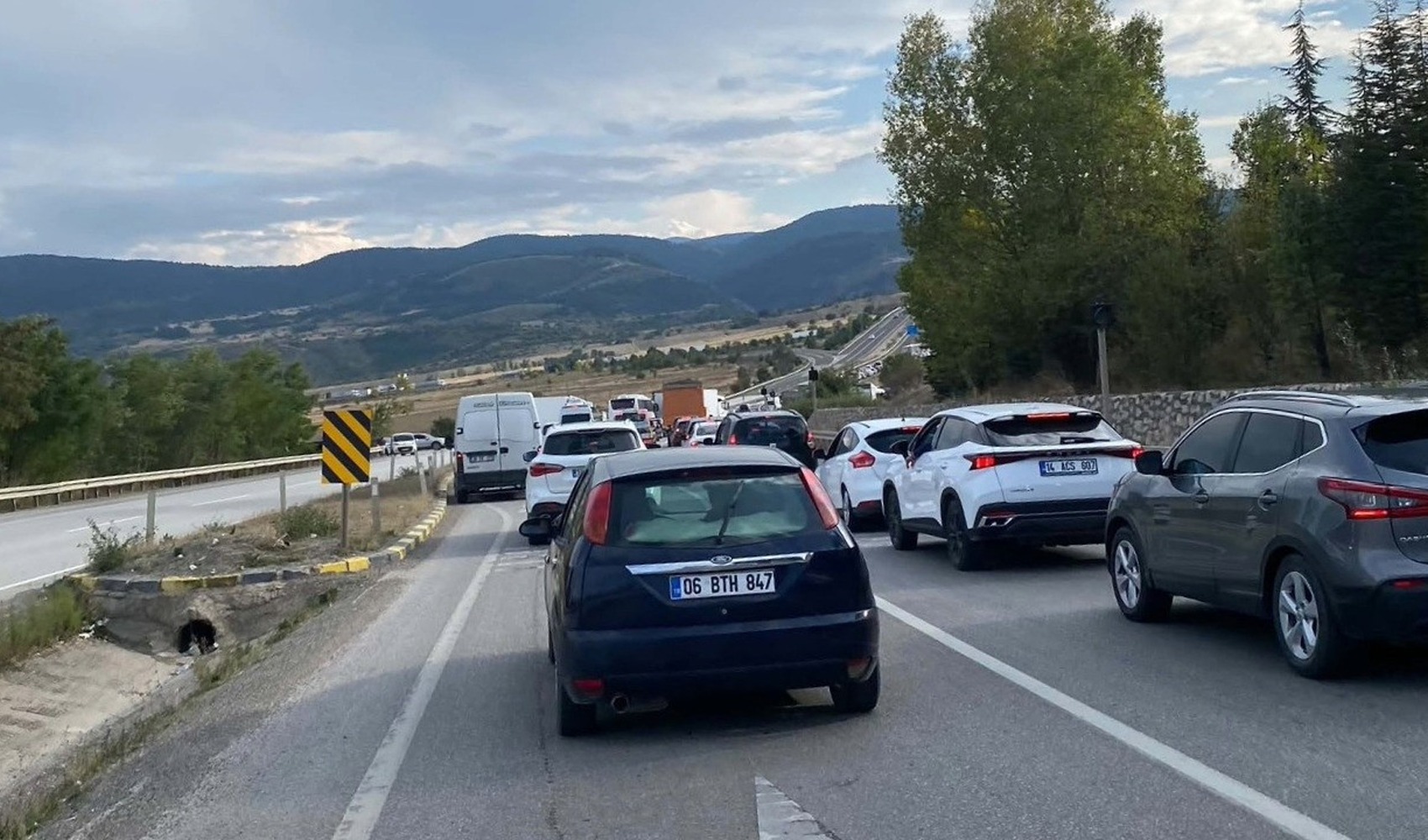 D-100'de yol çalışması trafiği kilitledi: 21 ilin geçiş güzergahında kilometrelerce kuyruk