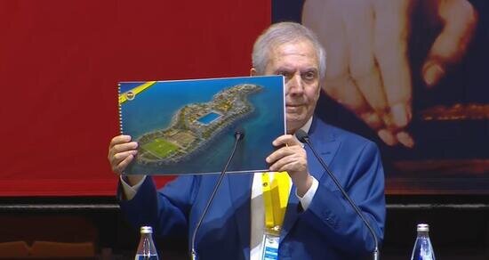 Aziz Yıldırım montrant une image de l'île de Fenerbahçe lors de l'assemblée générale.