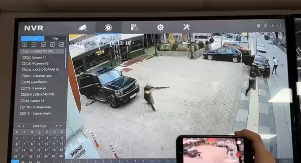 Güvenlik kamerası ekranında silahlı saldırı anına ait görüntü.