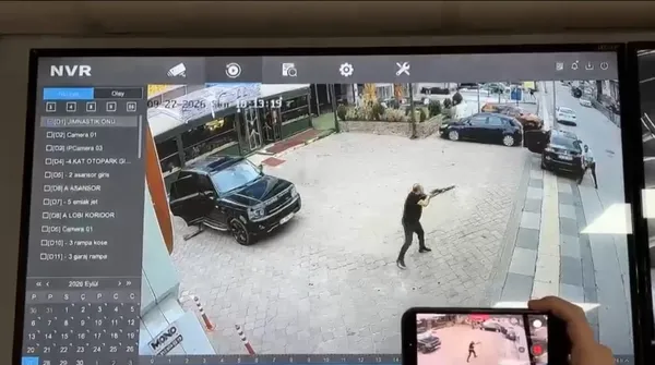 Güvenlik kamerası ekranında silahlı kişinin görüldüğü kare.