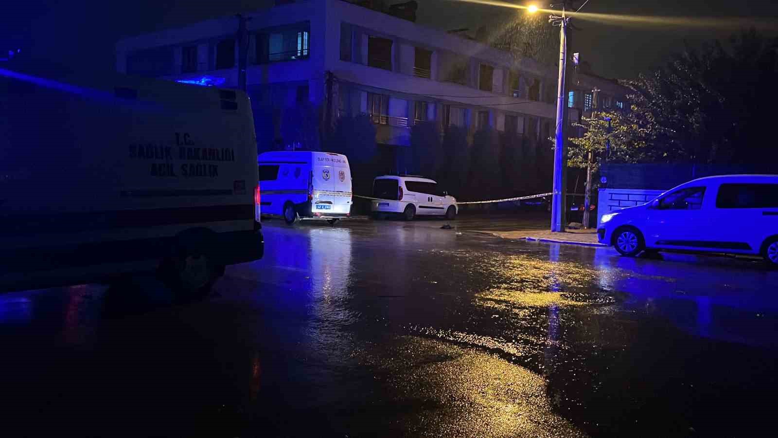 Se observan vehículos de la policía y equipos de emergencia en la calle donde ocurrió el altercado armado en Konya.