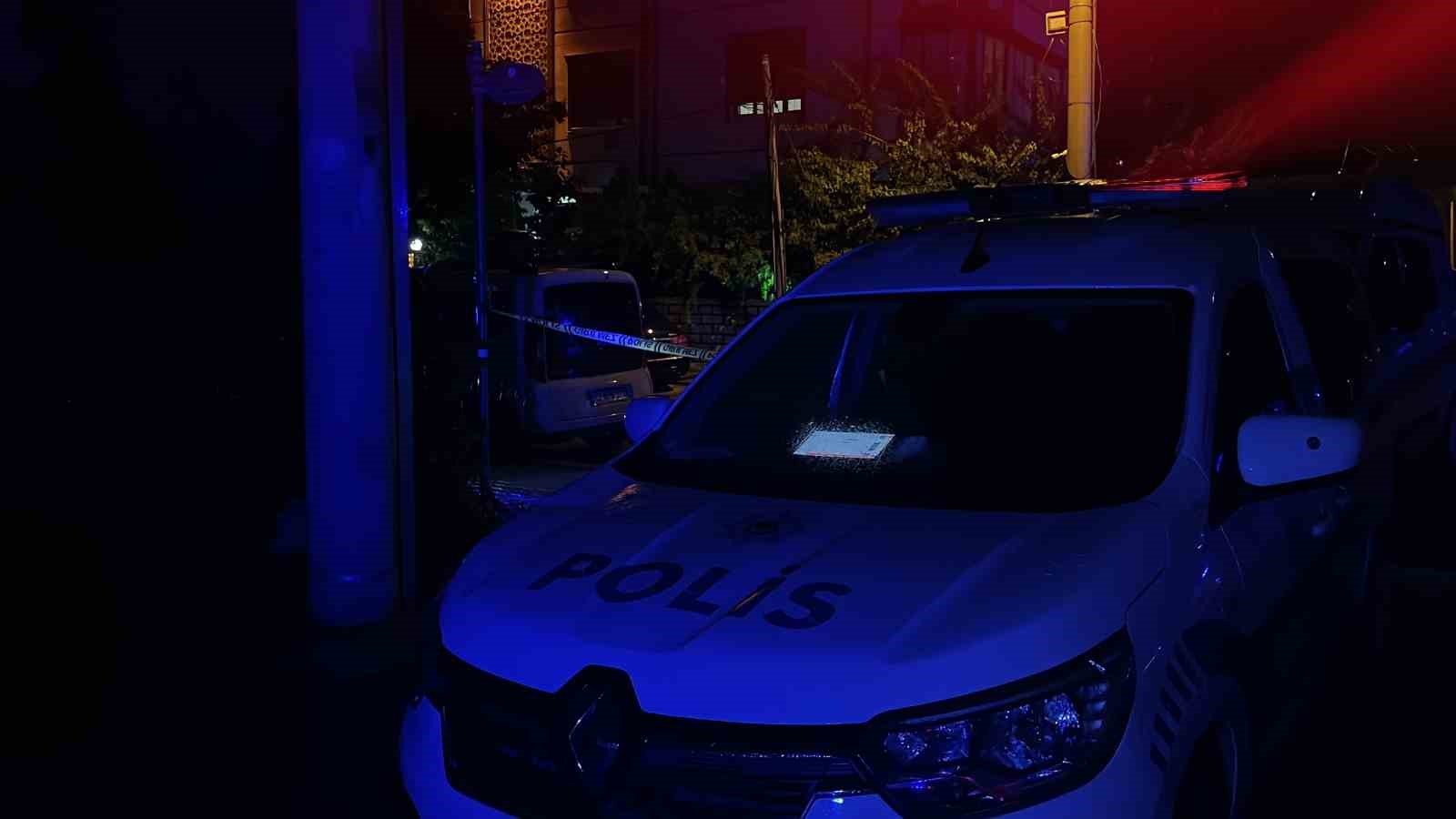 Vehículo policial y cinta de seguridad en el lugar de los hechos durante la noche.