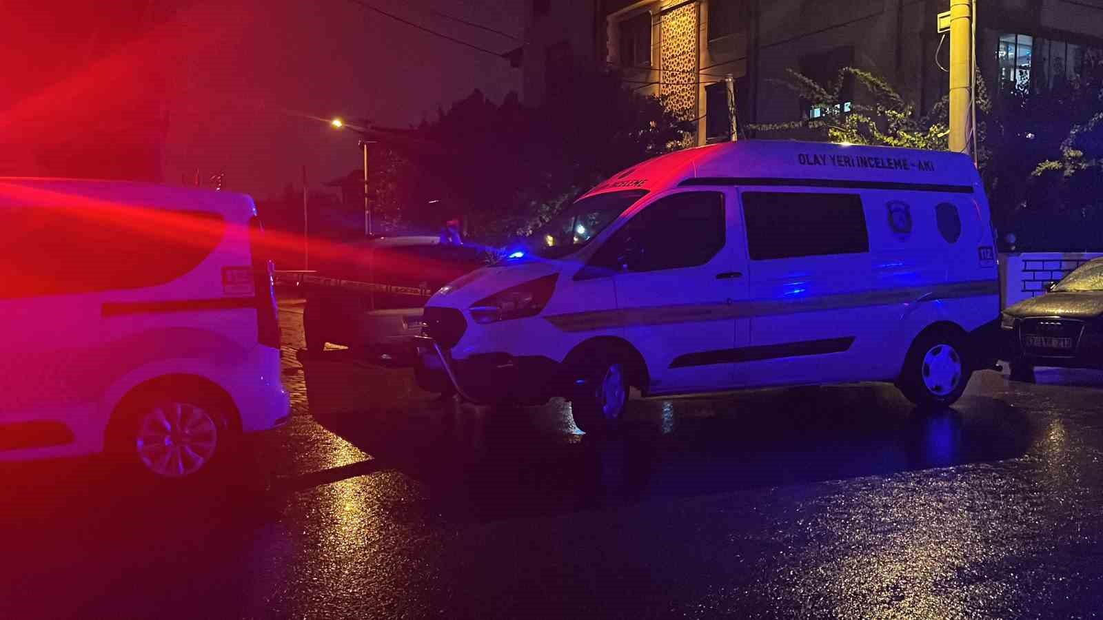 Vehículo de investigación de la escena del crimen y patrullas policiales en la calle.