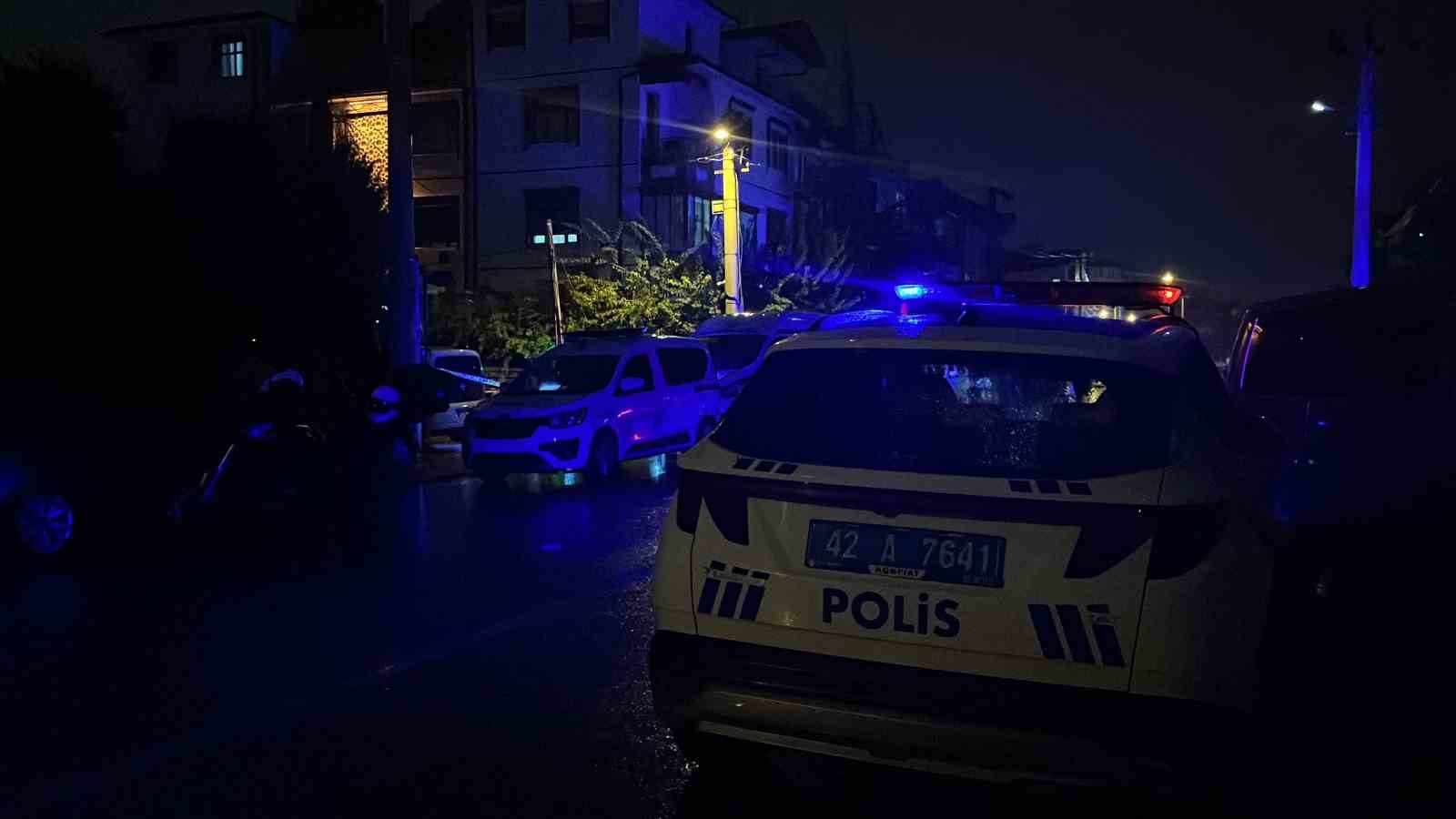 Vehículos policiales vistos durante la noche en la zona de Konya donde ocurrió el incidente.