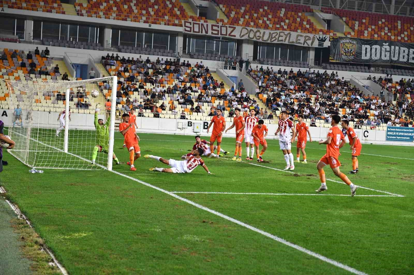 Yeni Malatya Stadyumu’nda Malatya Yeşilyurt Spor ile Adanaspor arasında oynanan maçtan bir pozisyon.