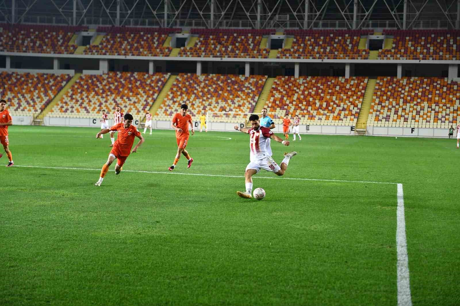 Malatya Yeşilyurt Spor-Adanaspor maçında kanattan gelişen bir atak anı.
