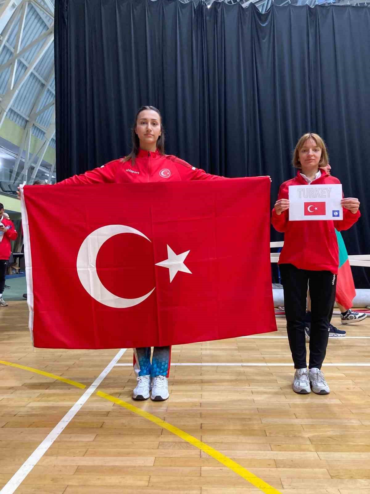Elif Kaya, Türk bayrağıyla şampiyona alanında poz veriyor.