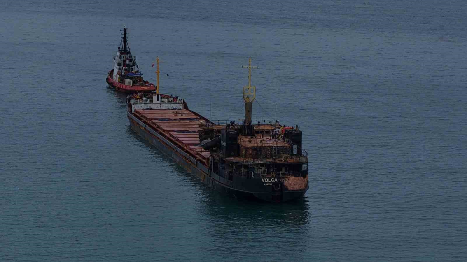 Trabzon açıklarında demirleyen VOLGA-4007 yük gemisi ve yanında römorkör görülüyor.