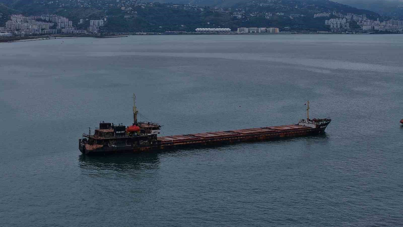 Trabzon kıyıları önünde demirlemiş halde duran VOLGA-4007 yük gemisinin geniş açıdan görüntüsü.