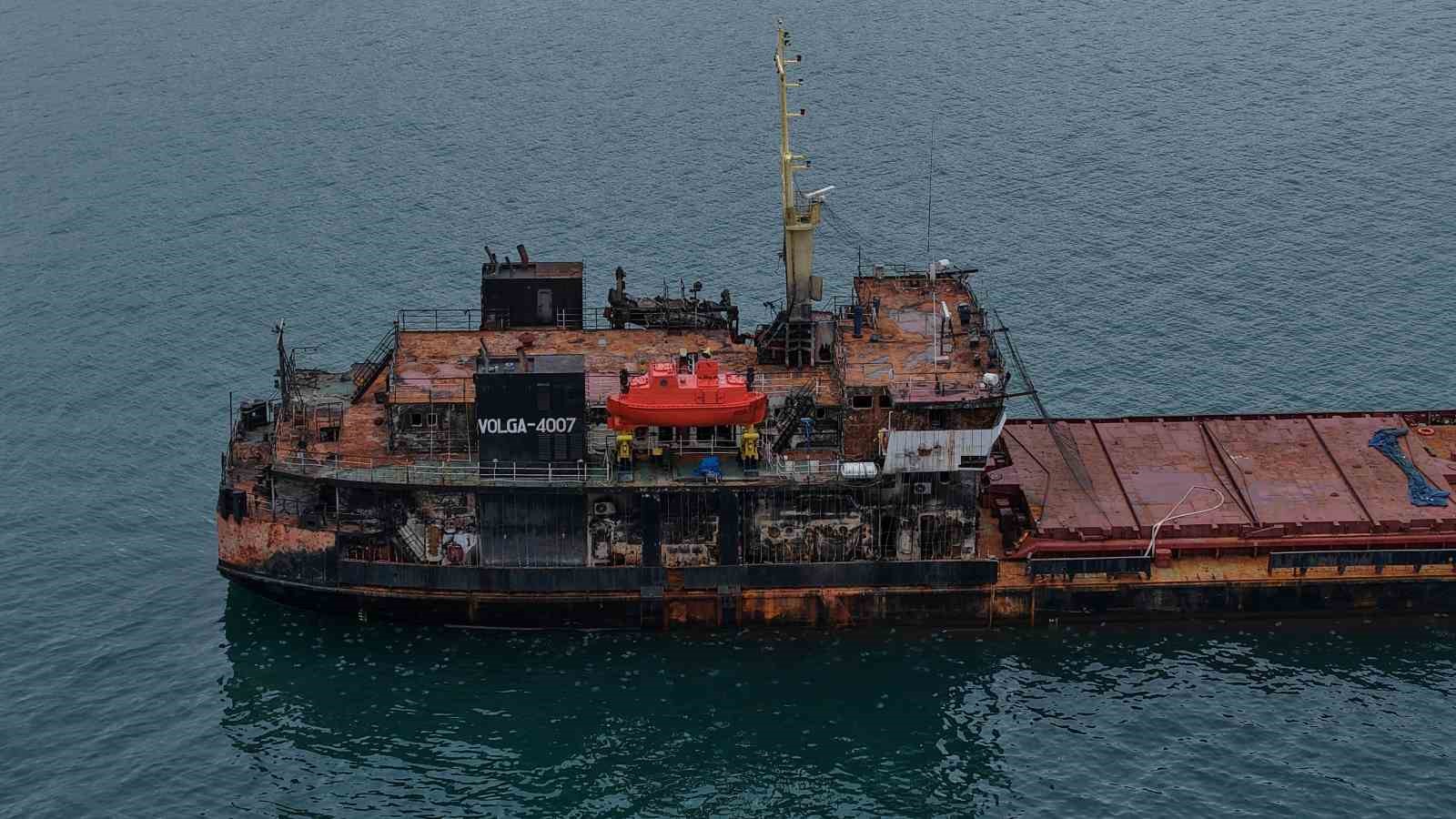 VOLGA-4007’nin üst yapısında ve gövdesinde hasar izlerinin görüldüğü yakın plan görüntü.