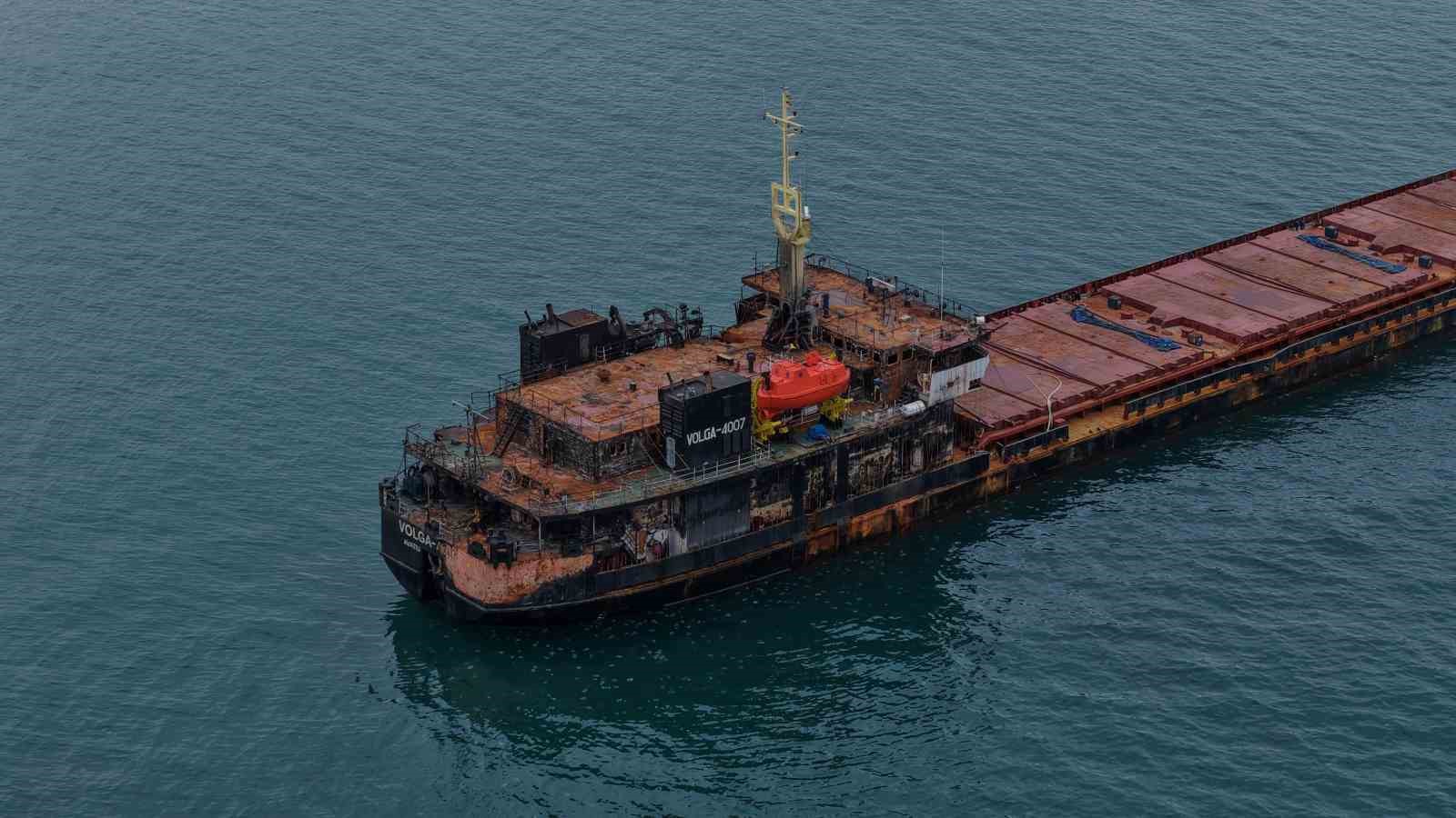 Denizde demirleyen VOLGA-4007’nin arka bölümünde ve güvertesinde hasar izleri görülüyor.