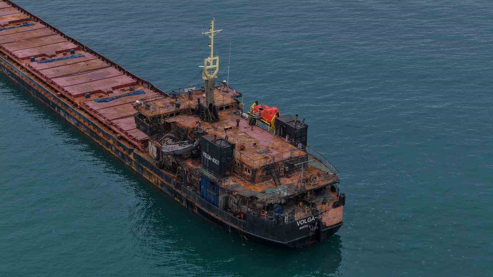 VOLGA-4007’nin arka güverte bölümü ve gemi isminin görüldüğü yakın açı görüntüsü.