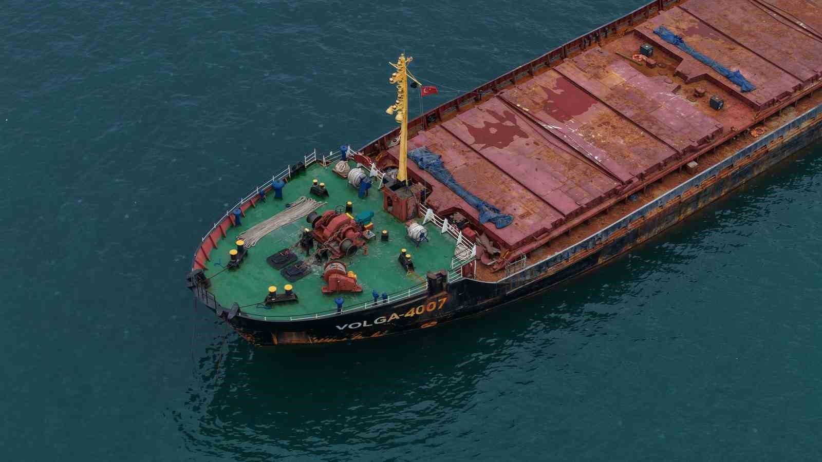 VOLGA-4007’nin baş kısmı, güvertesi ve dalgalanan Türk bayrağı havadan görülüyor.