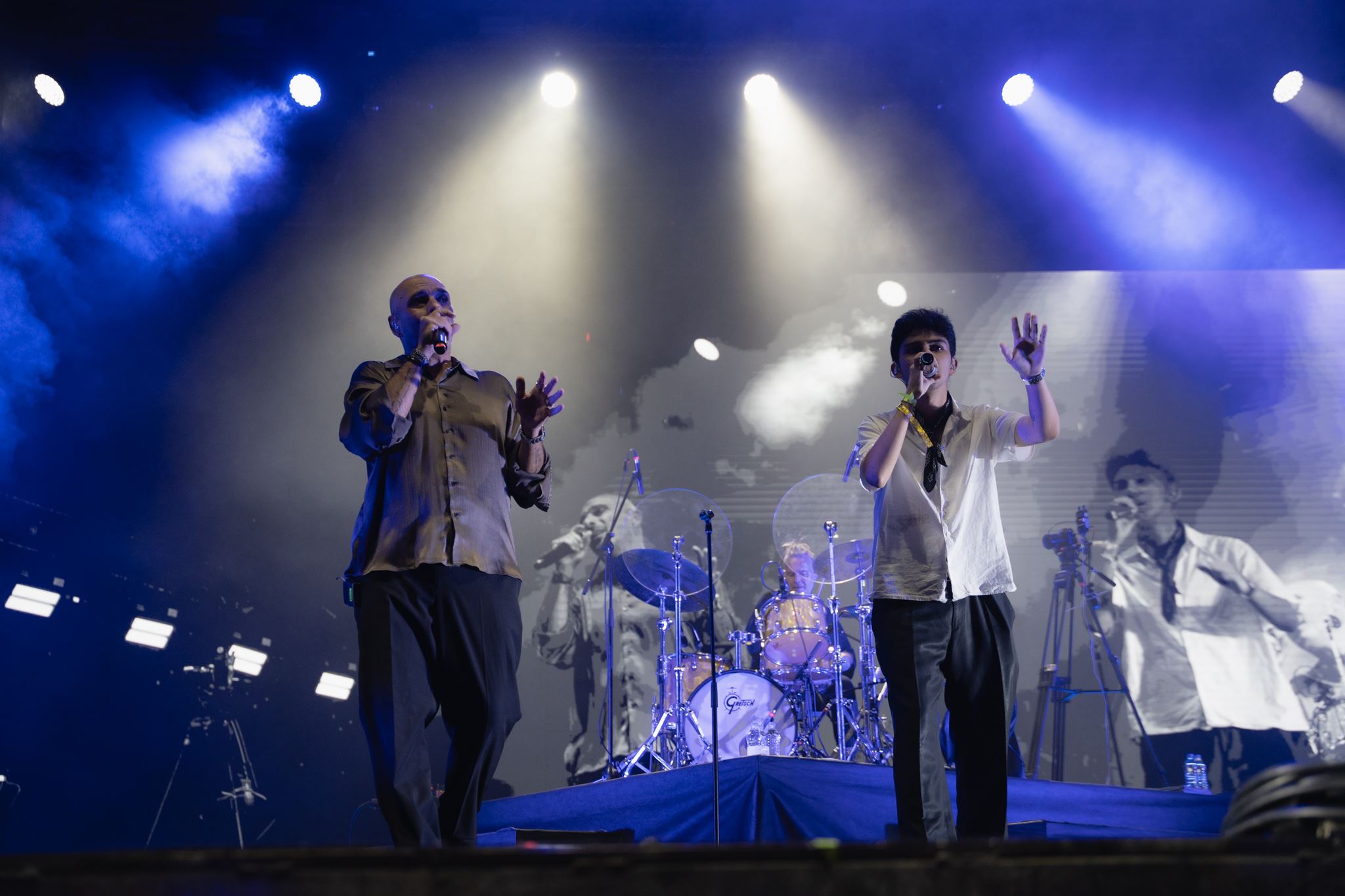 Momento del concierto en el que Birol Namoğlu y Eren Han hacen un dueto con micrófonos en el escenario.