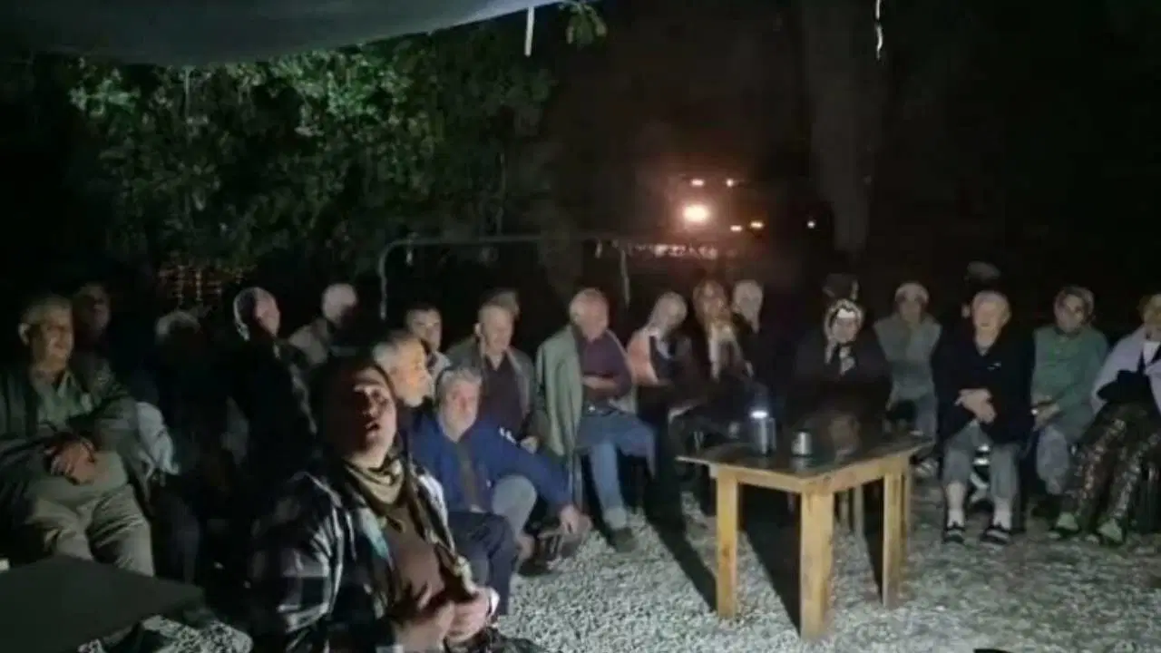 İkizköylülerin akşam saatlerindeki nöbet çadırı buluşması
