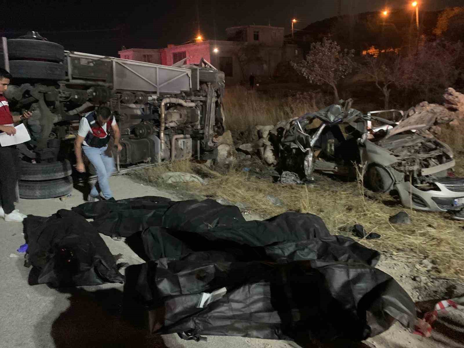 The wreckage of the bus and car at the scene following the accident on the Gaziantep-Nurdağı highway.